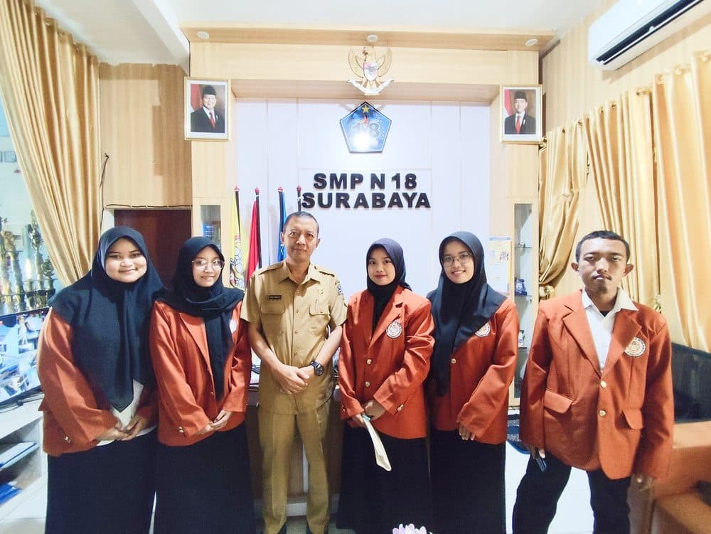 Foto bersama mahasiswa PPL dan Kepala Sekolah SMPN 18 Surabaya