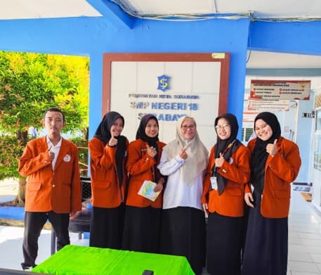 Foto bersama mahasiswa PPL dan Kepala Tata Usaha SMPN 18 Surabaya