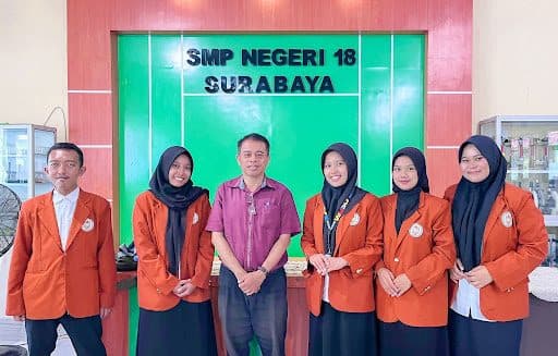Foto bersama Jajaran SMP Negeri 18 Surabaya