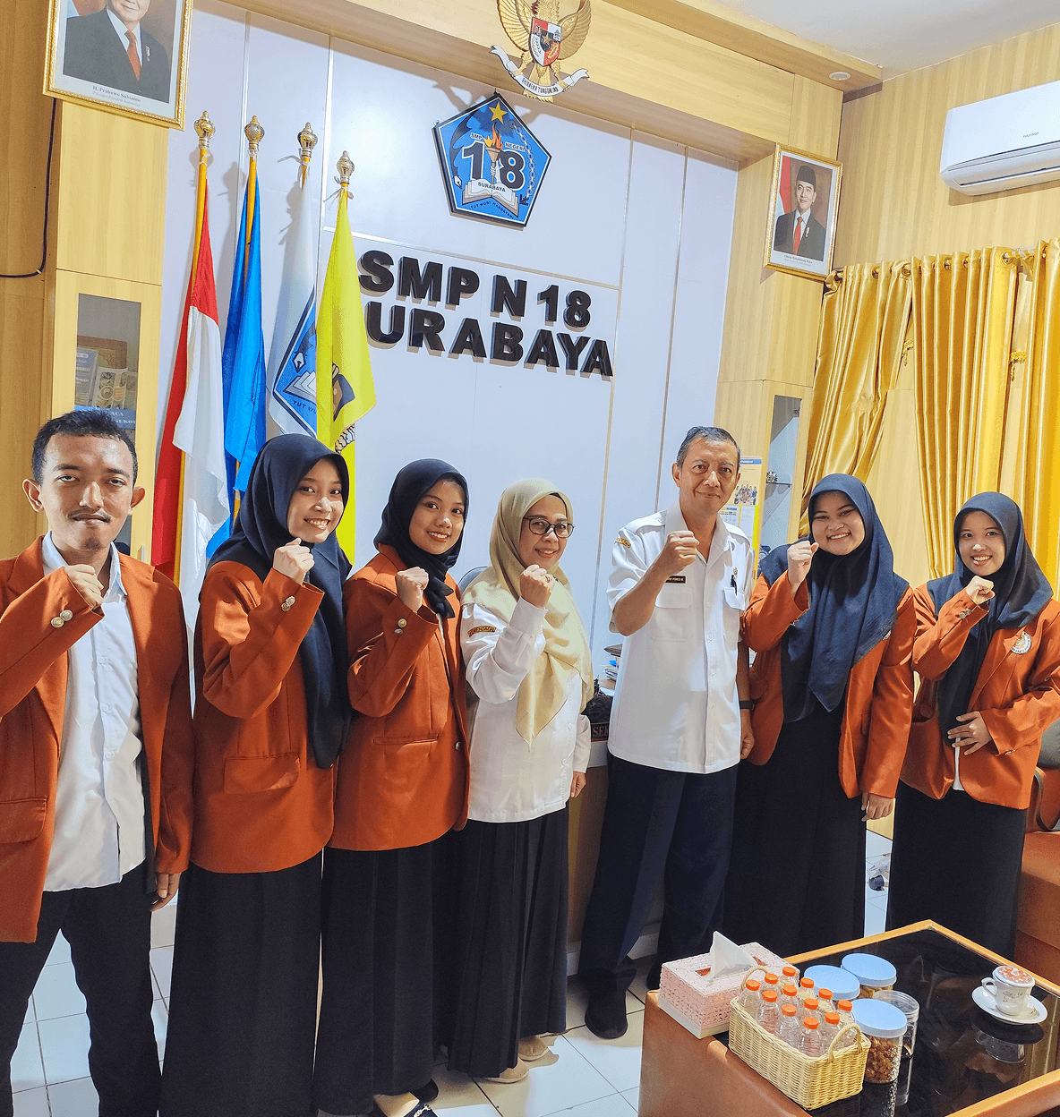 Tim PPL dan Guru Pamong di depan papan SMP Negeri 18 Surabaya