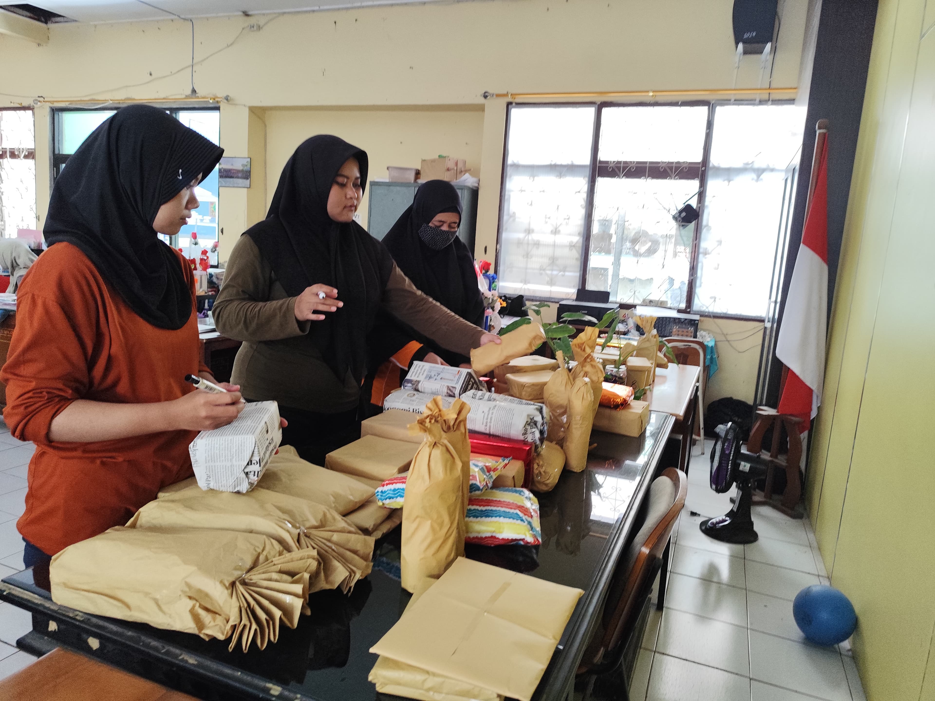 Membantu mengemasi hadiah 17an